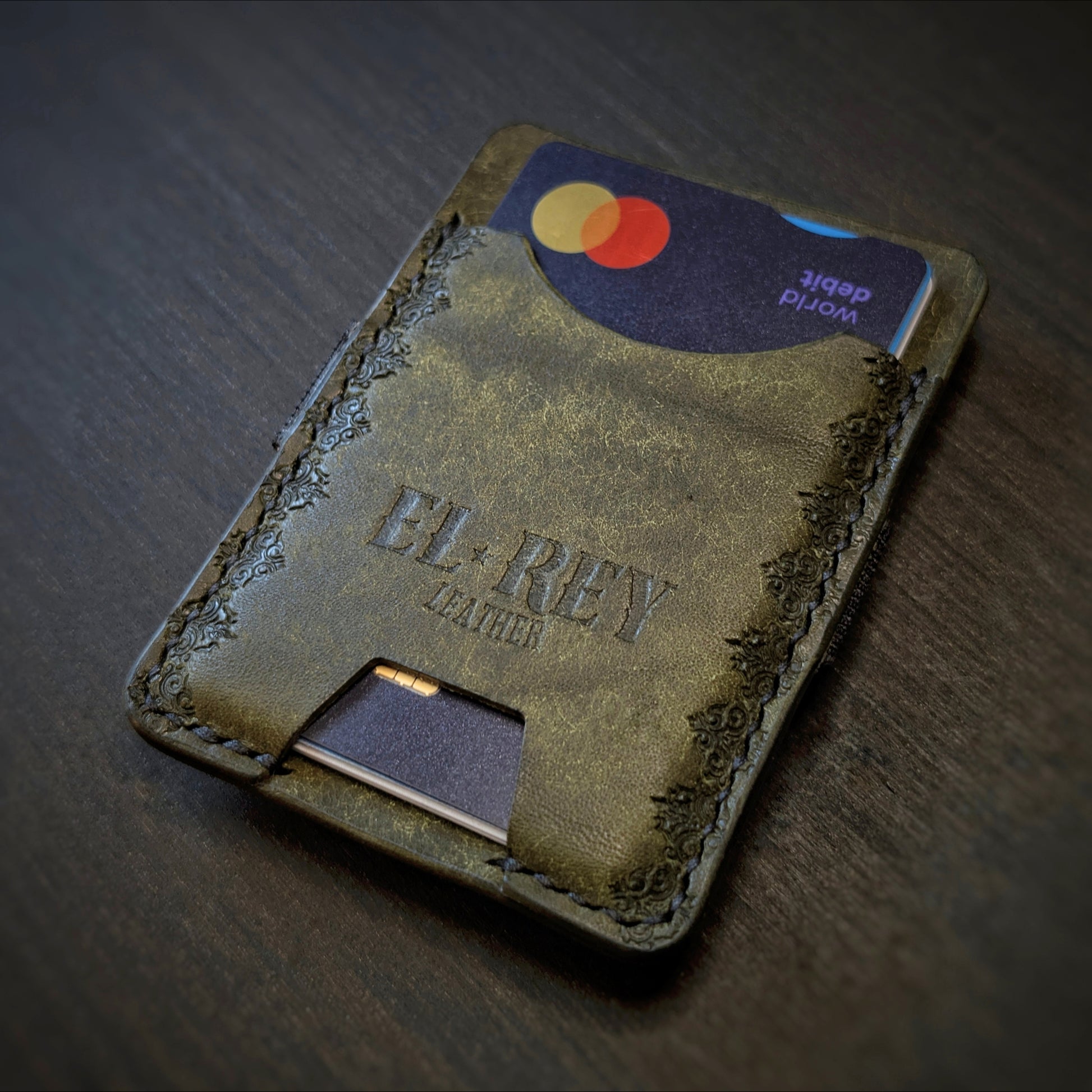 El Rey Leather Melee minimalist leather wallet in Olive featuring hand-stitching and stamped borders.